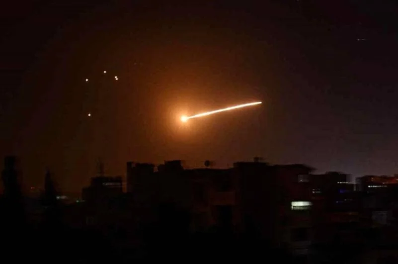 سوريا.. إسرائيل تقصف مواقع في حمص.. والنظام يقصف إدلب