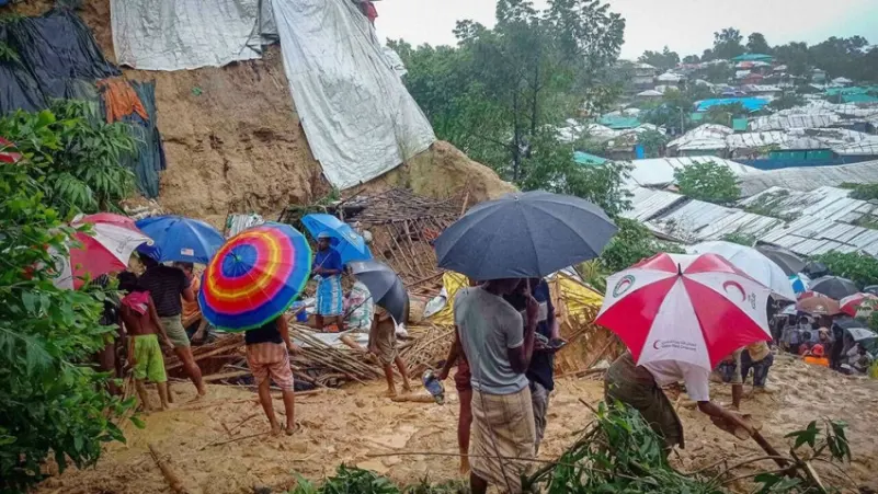 الفيضانات تودي بحياة عشرين شخصا وتعزل 300 ألف في بنغلادش