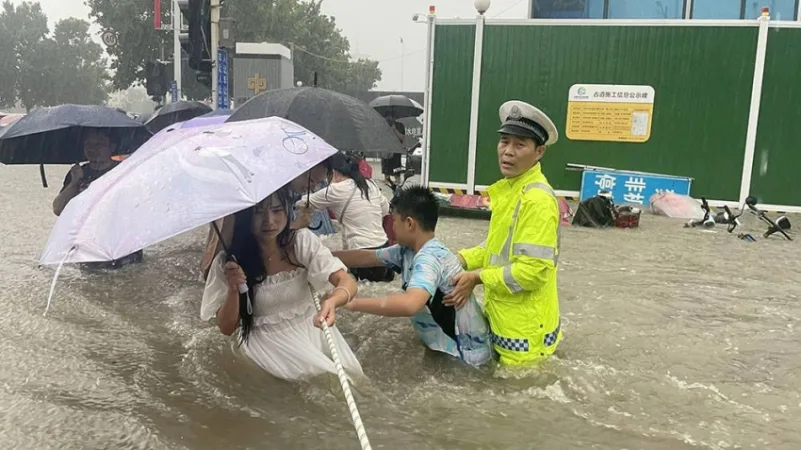 302 قتيل بفيضانات وسط الصين
