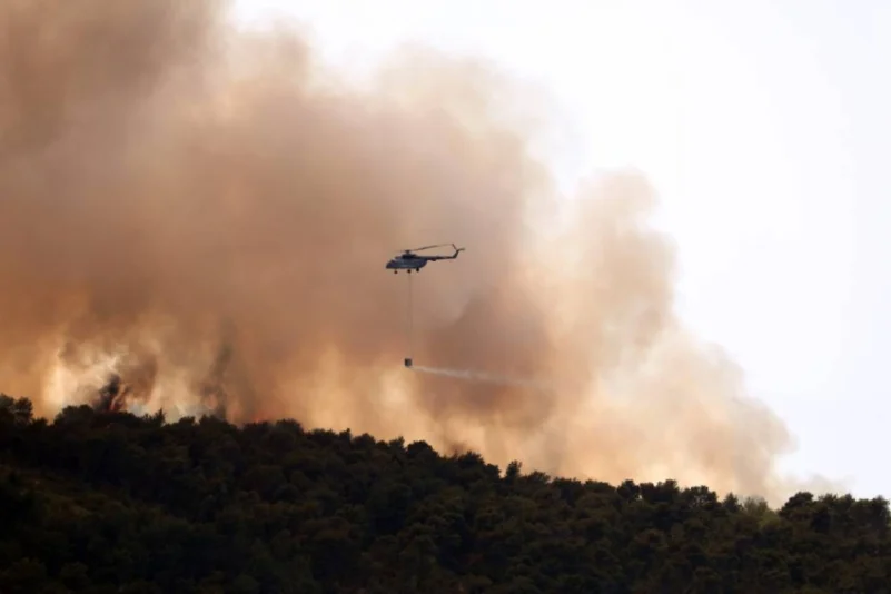 إخلاء قرى بجزيرة إيفيا اليونانية بسبب حرائق الغابات