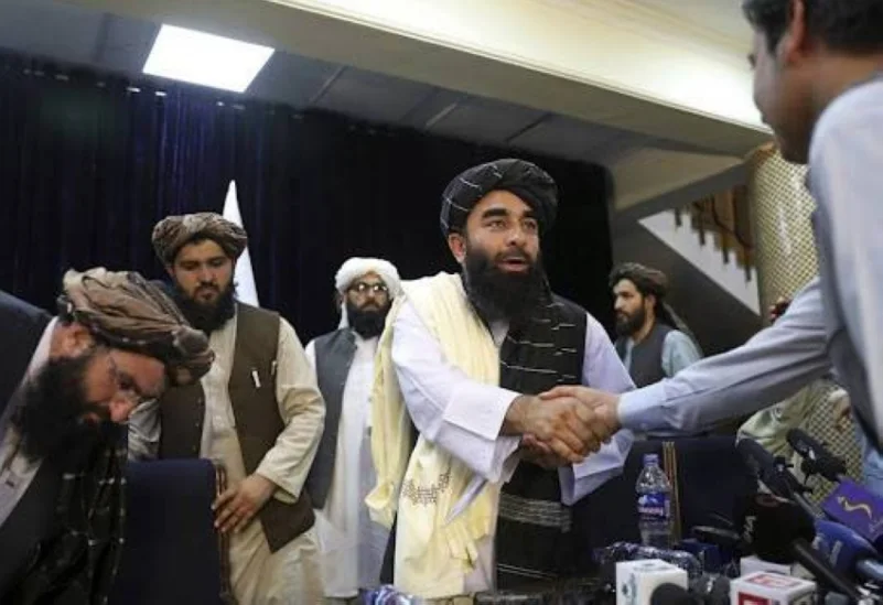 قادة طالبان يحاولون كسب ثقة الأسرة الدولية بـ«ابتسامة وسيلفي»