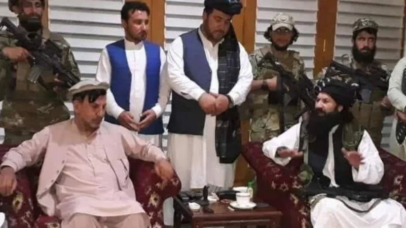 صورة..شقيق الرئيس الأفغاني الهارب يبايع طالبان