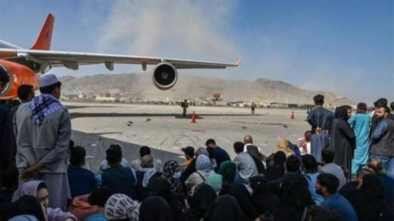 "رويترز": إدارة بايدن قد تجبر شركات الطيران المدنية على نقل من يتم إجلاؤهم من أفغانستان