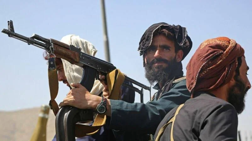 فيديو..عناصر طالبان يحتفلون بمغادرة آخر جندي أمريكي