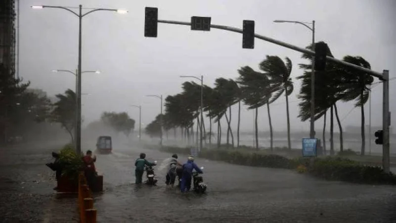 إعصار يضرب شمالي الفلبين ويجبر مئات السكان على مغادرة منازلهم