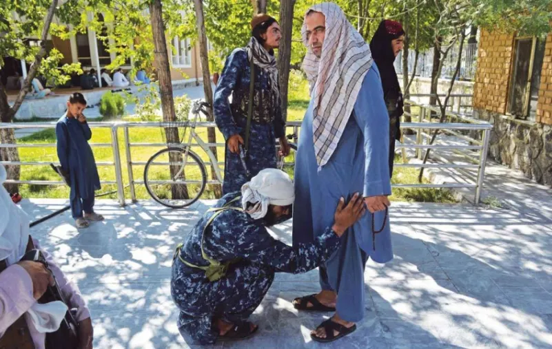 انقسامات وولاءات وحجب أموال تهدد الأفغان