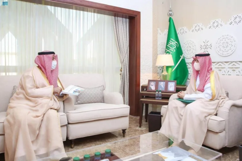 الأمير أحمد بن فهد يطلع على إنجازات مكتب وزارة الرياضة بالشرقية