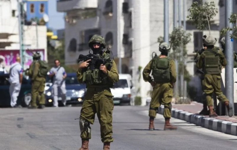 قوات الاحتلال تعتقل 5 فلسطينيين من بيت لحم والخليل