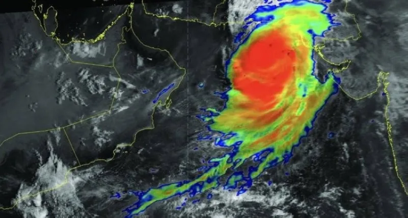 عُمان: الإعصار "شاهين" ينخفض إلى عاصفة مدارية