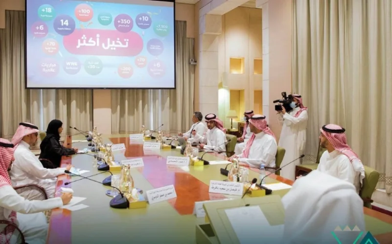 أمير الرياض بالنيابة يطلع على برنامج فعاليات موسم الرياض 2021 - 2022