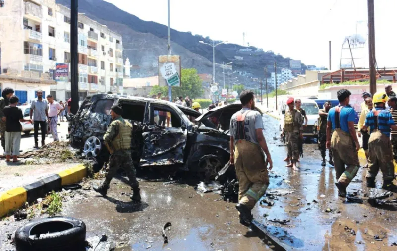 مقتل 5 في انفجار سيارة ملغومة بموكب رسمي في عدن