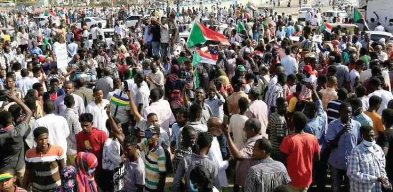 السودان.. مبعوث أمريكي يلتقي حمدوك.. وتحذير من «انقلاب زاحف»