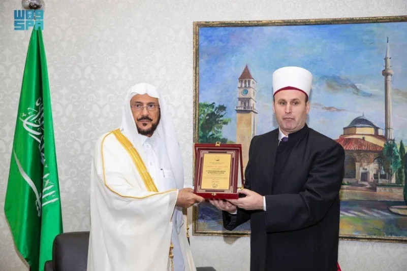 رئيس المشيخة الإسلامية الألبانية يمنح آل الشيخ درع المشيخة لجهوده في تعزيز نشر الوسطية والاعتدال