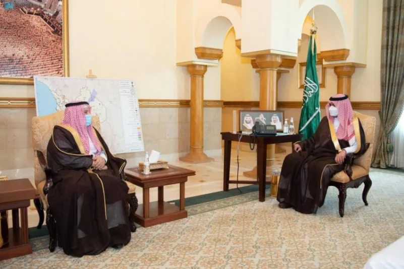 أمير مكة بالنيابة يتسلم تقريراً عن أعمال جامعة الملك عبدالعزيز