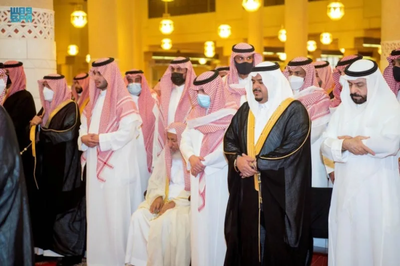 أمير الرياض بالنيابة يؤدي صلاة الميت على الأمير سعود بن عبدالرحمن