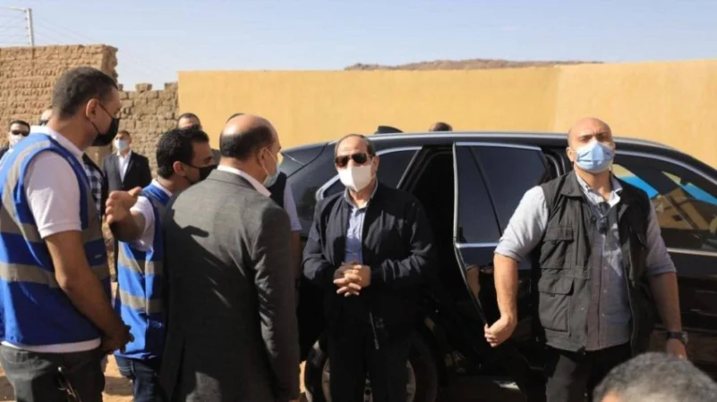 الرئيس المصري يتفقد أضرار "كارثة السيول" في أسوان