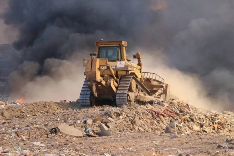 جهودا ضخمة لاحتواء  حريق مردم "النفايات" بالطائف