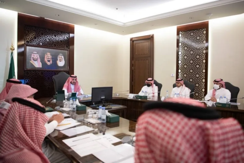 نائب أمير مكة يستعرض خطط تمكين شباب المنطقة
