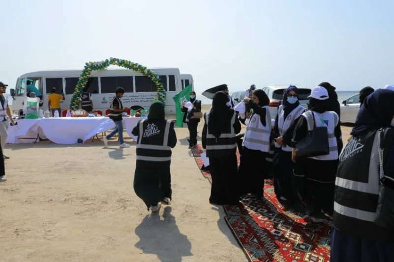خربجوا جامعة الملك عبد العزيز يبادرون في تنظيف شاطئ خليج سلمان