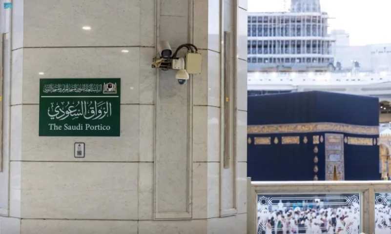 تركيب اللوحات التعريفية بالرواق السعودي في المسجد الحرام