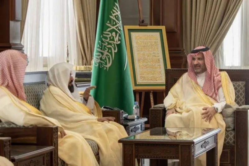 أمير منطقة المدينة المنورة يستقبل الرئيس العام لشؤون المسجد الحرام والمسجد النبوي