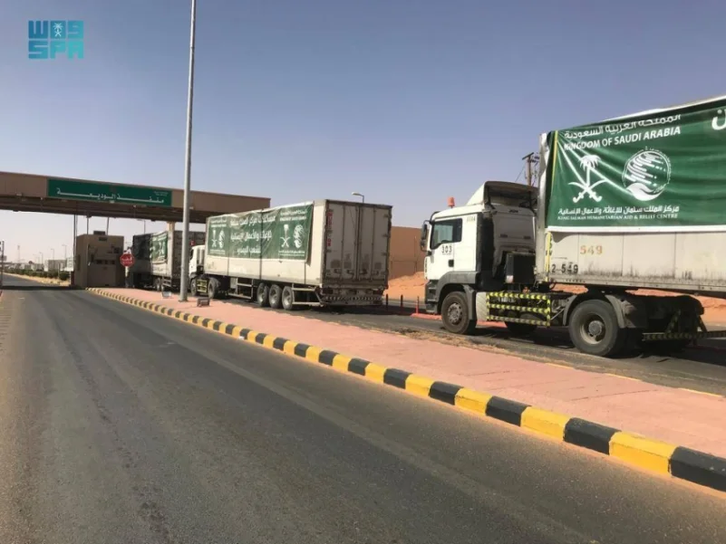 (16) شاحنة مقدمة من "سلمان للإغاثة" تعبر منفذ الوديعة متوجهة إلى عدة محافظات يمنية