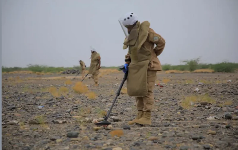 العليمي يمنح المشروع السعودي لتطهير الأراضي اليمنية من الألغام "مسام" وسام الشجاعة