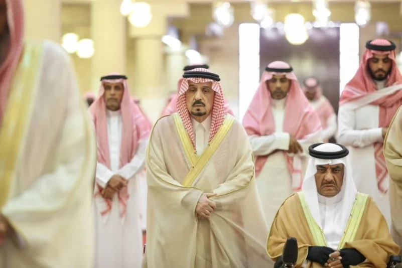 أمير الرياض يؤدي صلاة الميت على الأمير سعود بن عبدالله بن عبدالرحمن - رحمه الله -