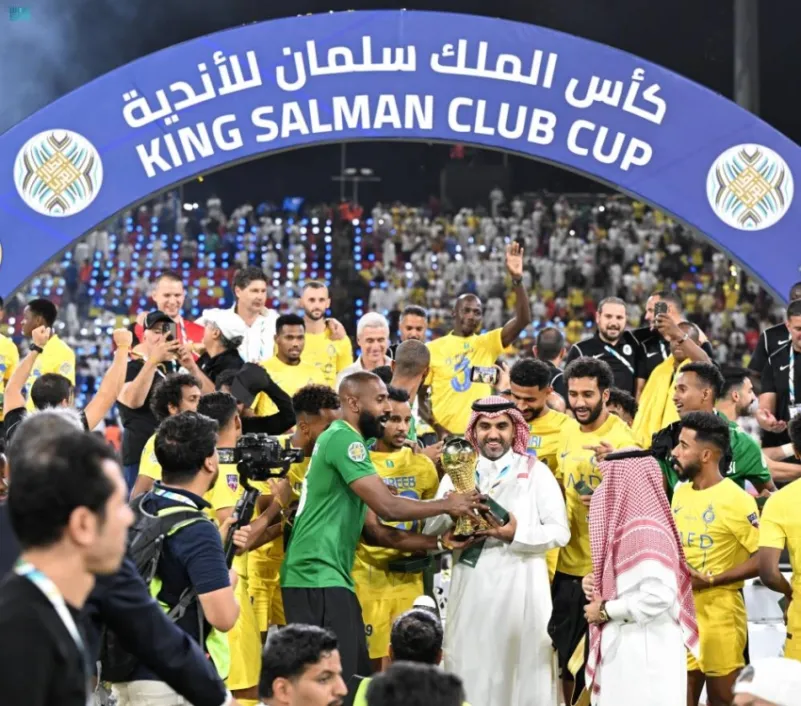 نائب أمير مكة يتوّج فريق النصر بكأس الملك سلمان للأندية العربية