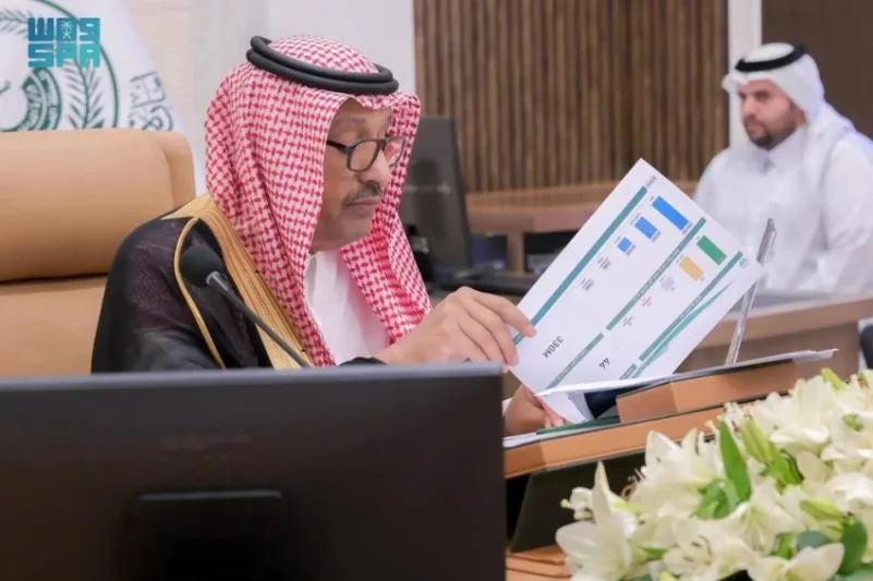 حسام بن سعود يناقش الخدمات والمشاريع الصحية بمنطقة الباحة