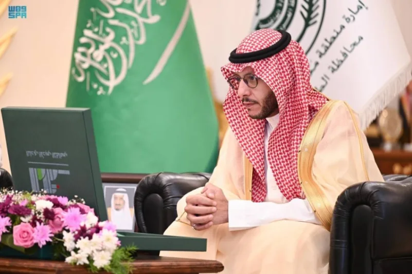 سعود بن نهار يطلع على التقارير المتعلقة بفعاليات غرفة الطائف