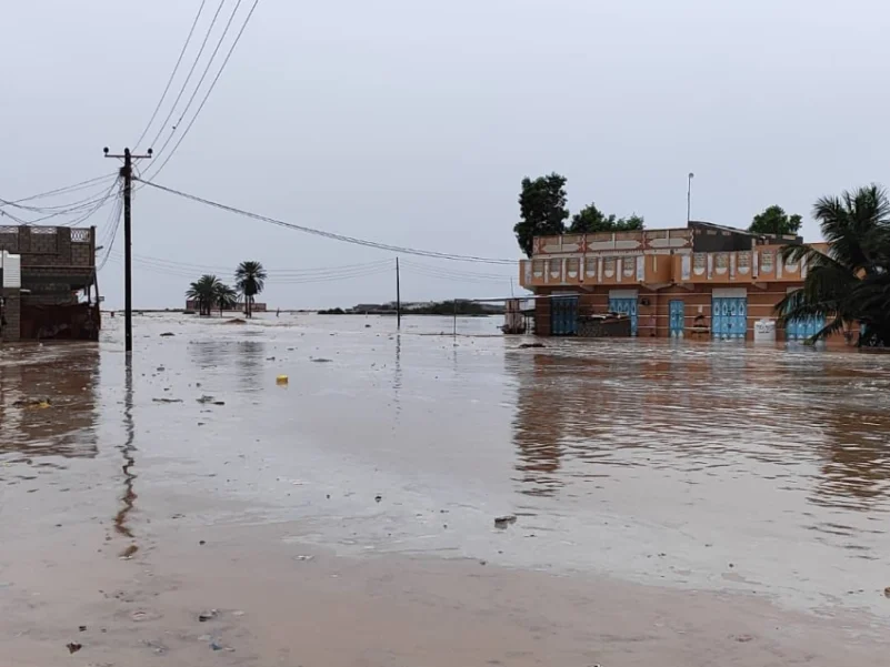 3 وفيات وعشرات المصابين بسبب إعصار "تيج"  في محافظتي المهرة وحضرموت