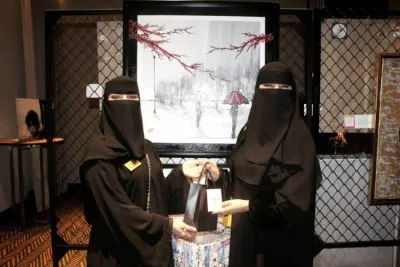 الفنانة الدكتورة نجلاء أحمد مع مشرفة المعرض الفنانة آلاء الزهراني