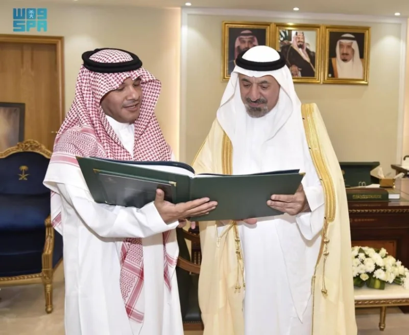 أمير نجران يتسلّم تقريراً عن جائزة الأمير جلوي بن عبدالعزيز التطوعية
