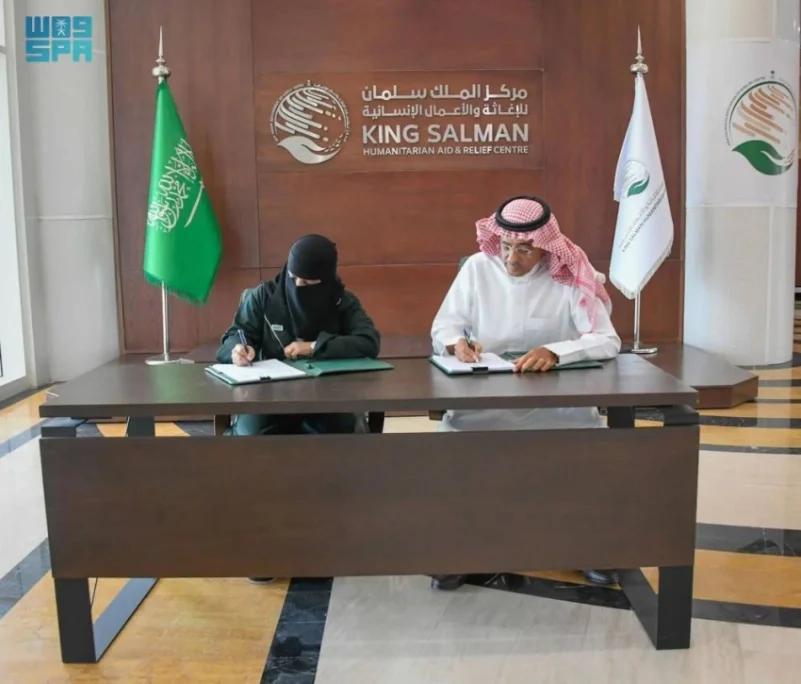 مركز الملك سلمان للإغاثة يوقع البرنامج التنفيذي المشترك لتوزيع مواد إيوائية في عدة محافظات يمنية