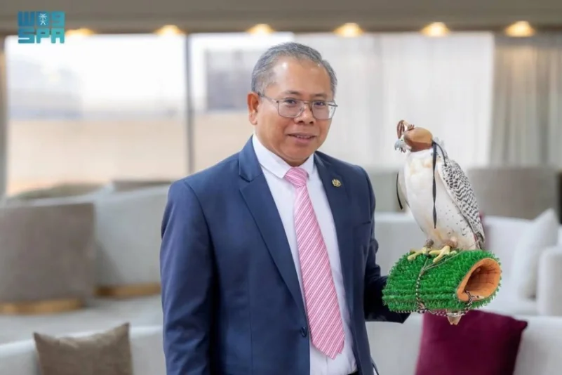 سفير ماليزيا يزور مهرجان الملك عبدالعزيز للصقور