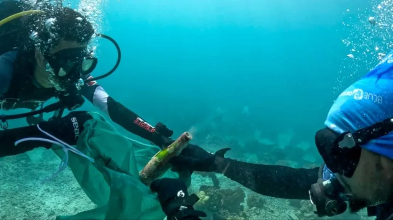 برنامج "لنبادر" في جدة يواصل حملته التطوعية لحماية البيئة البحرية بتنظيف جزيرة "بياضة "