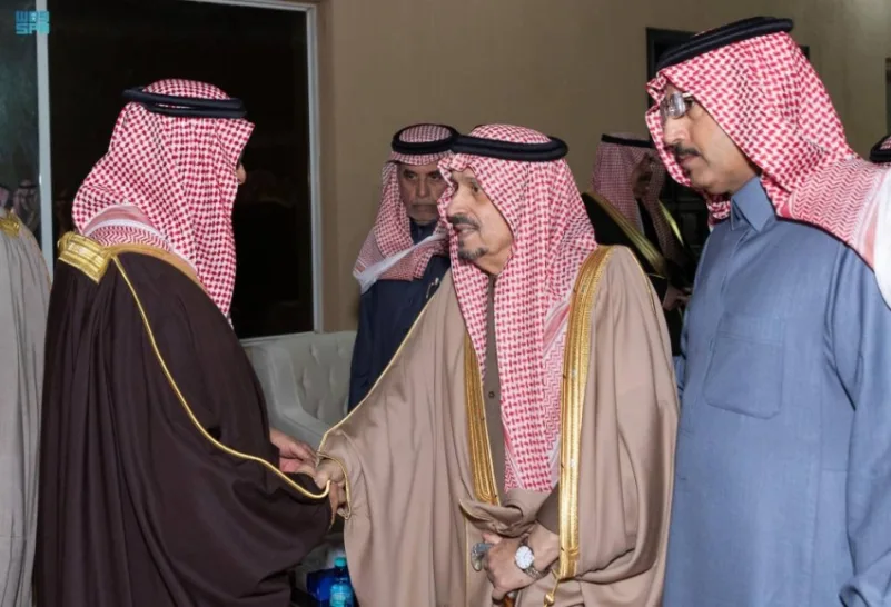 أمير الرياض يقدّم واجب العزاء في وفاة الأمير محمد بن بدر