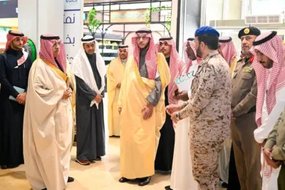 الأمير سعود بن نهار يدشن الصالة الجديدة بمطار الطائف