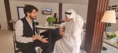 الفنان محسن منصور يتحدث للزميل سهيل طاشكندي