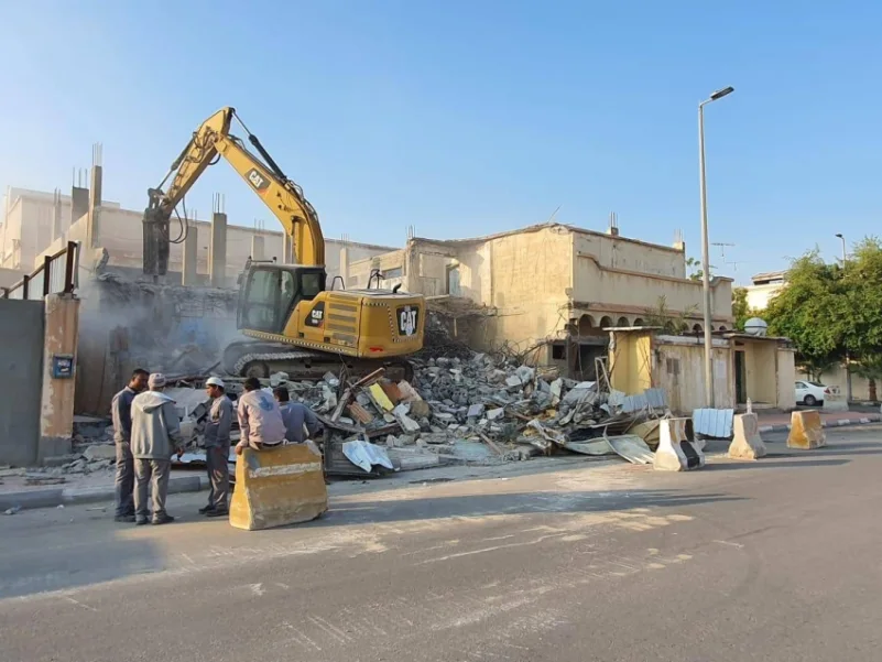 إزالة مبنى آيل للسقوط ورصد 46 موقعًا مخالفًا بالدمام 