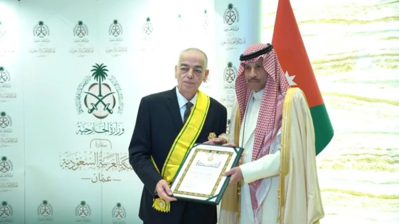 السديري يقلد السفير الأردني السابق لدى المملكة وشاح الملك عبدالعزيز من الطبقة الثانية