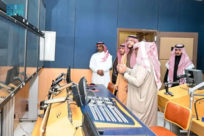 الأمير سعود بن نهار يطلع على أعمال مركز تلفزيون الطائف