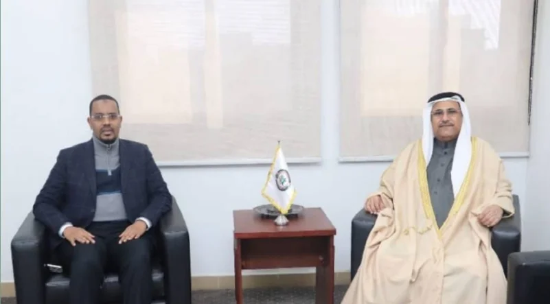 العسومي يبحث مع السفير إلياس التحركات العربية للتضامن مع الصومال