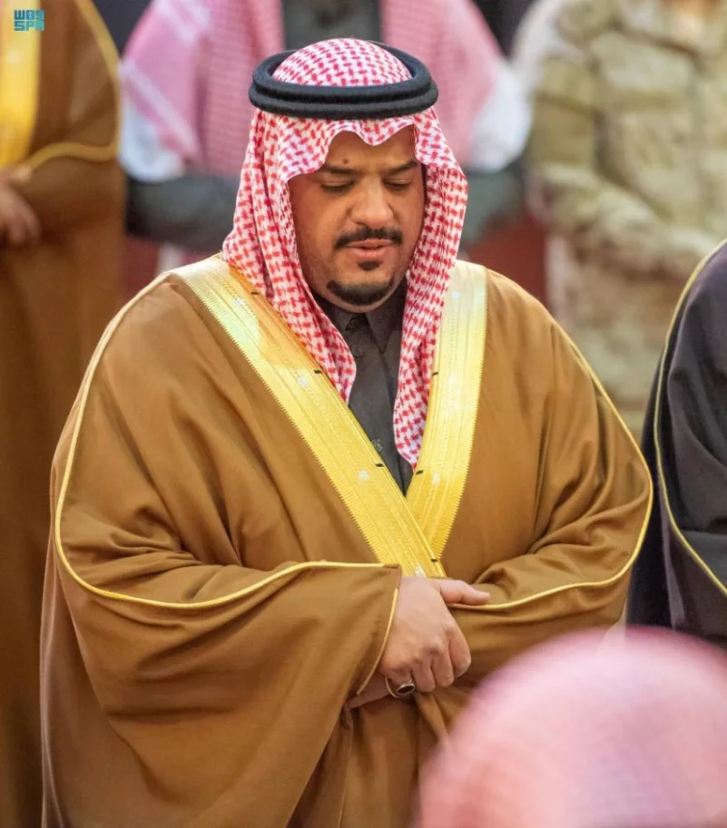 نائب أمير الرياض يؤدي صلاة الميت على الأمير مشاري بن مقرن