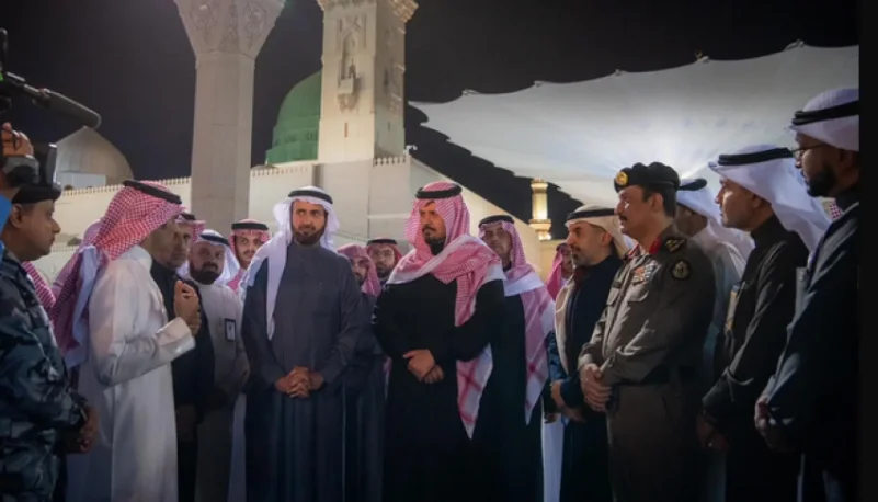أمير المدينة يتفقد مشروع تفويج الزوار للصلاة في الروضة الشريفة بالمسجد النبوي