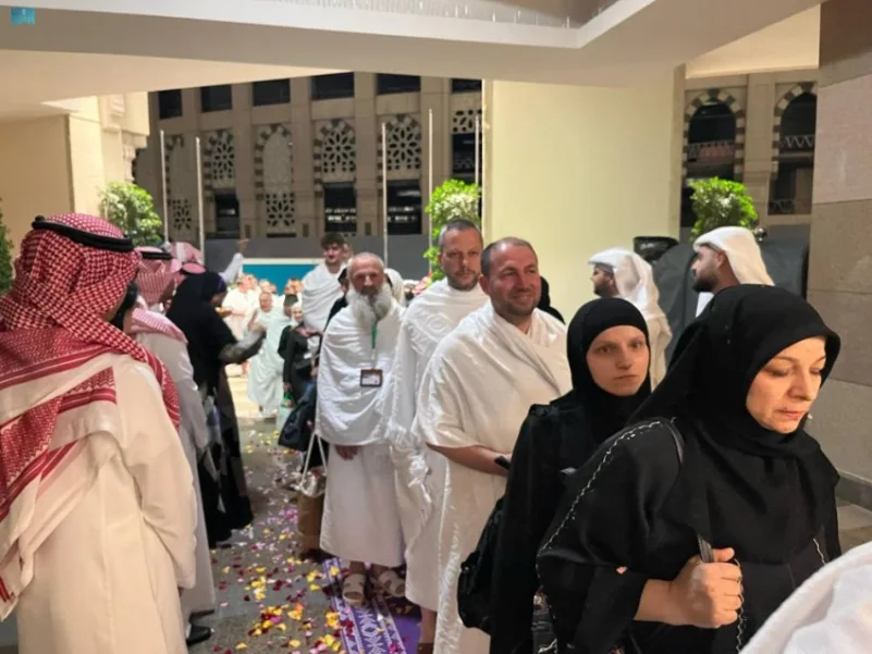 ضيوف "برنامج خادم الحرمين" يصلون مكة المكرمة ويؤدون مناسك العمرة