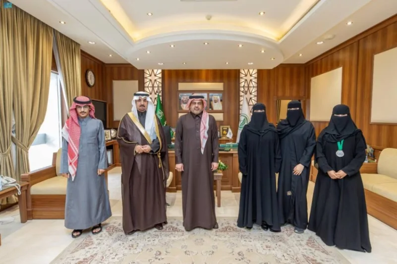 آل الشيخ يلتقي رئيس جامعة حائل وعدداً من منسوبيها