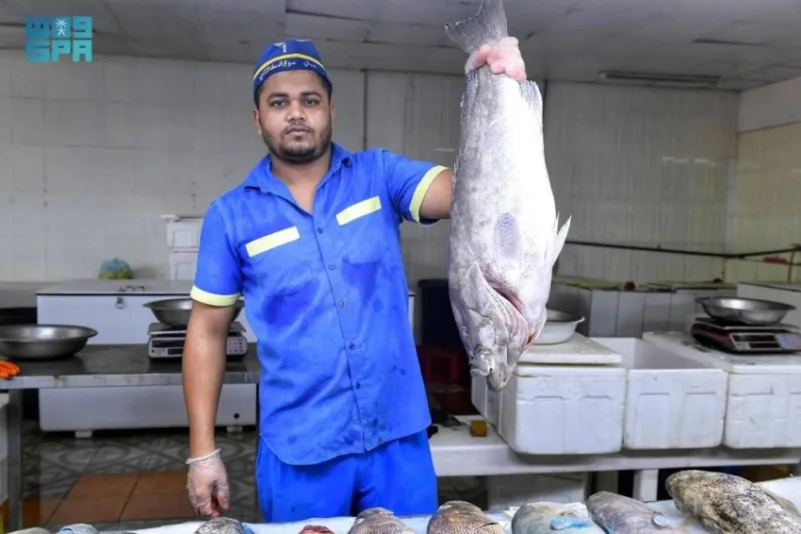 سوق السمك بجدة يستقطب المستهلكين والزوار خلال شهر رمضان