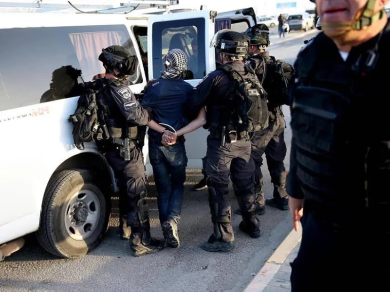 قوات الاحتلال تعتقل 15 فلسطينيا من الضفة الغربية بينهم أسرى سابقون